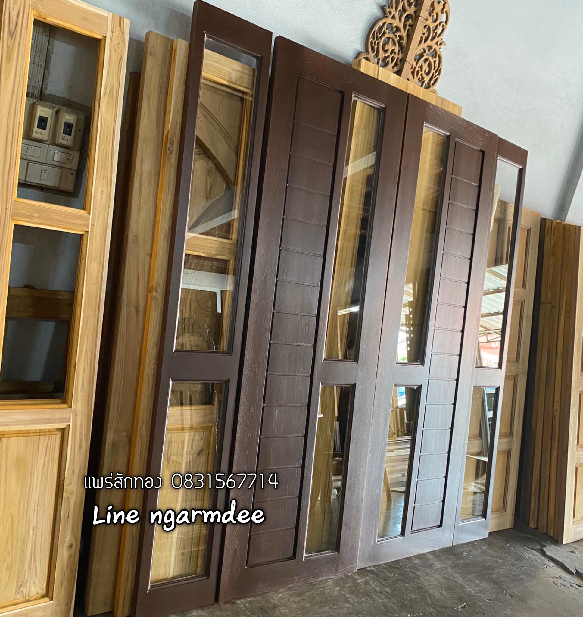 ประตูไม้สักบานคู่