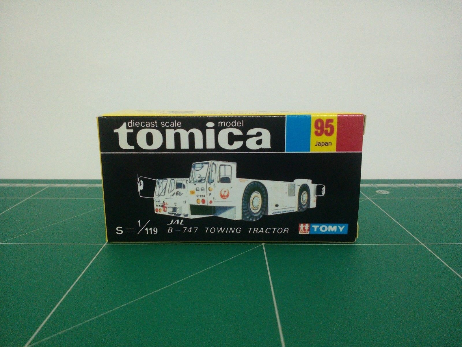 กล่องพิมพ์ Reproduction Box สำหรับ Tomica Black Box No.95 JAL B-747 Towing Tractor (กล่องเปล่า, ไม่มีรถ)