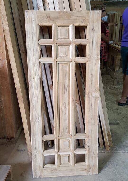 หน้าต่างไม้สัก