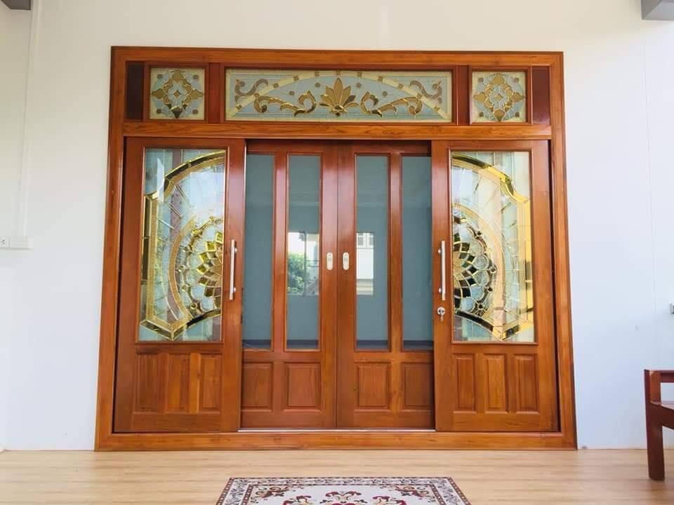 ประตูไม้สักกระจกนิรภัยบานเลื่อนบานประตูไม้สักปิด เปิด