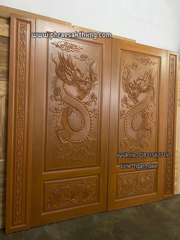 ประตูไม้สักบานคู่