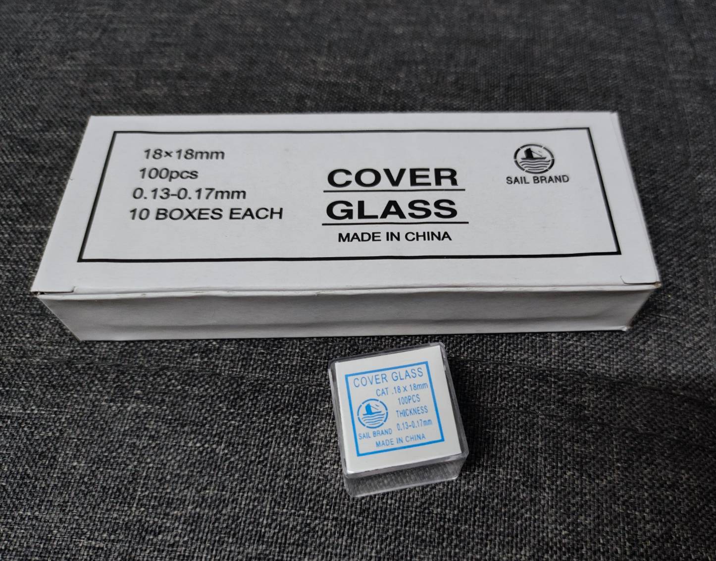 กระจกปิดสไลด์ ขนาด 18x18 มม. Cover Slips "Sail" (100 แผ่น/กล่อง)