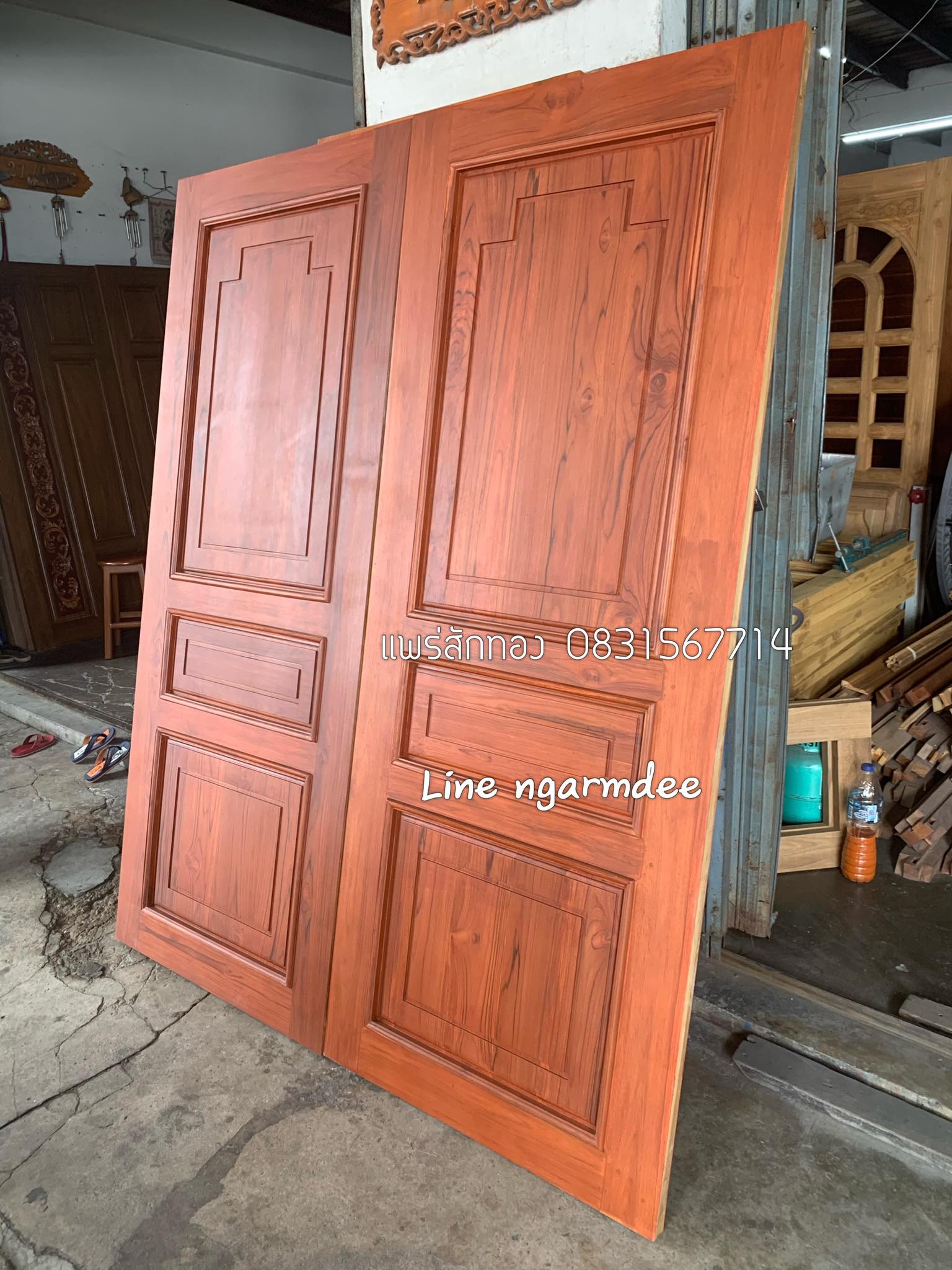 ประตูไม้สักบานคู่