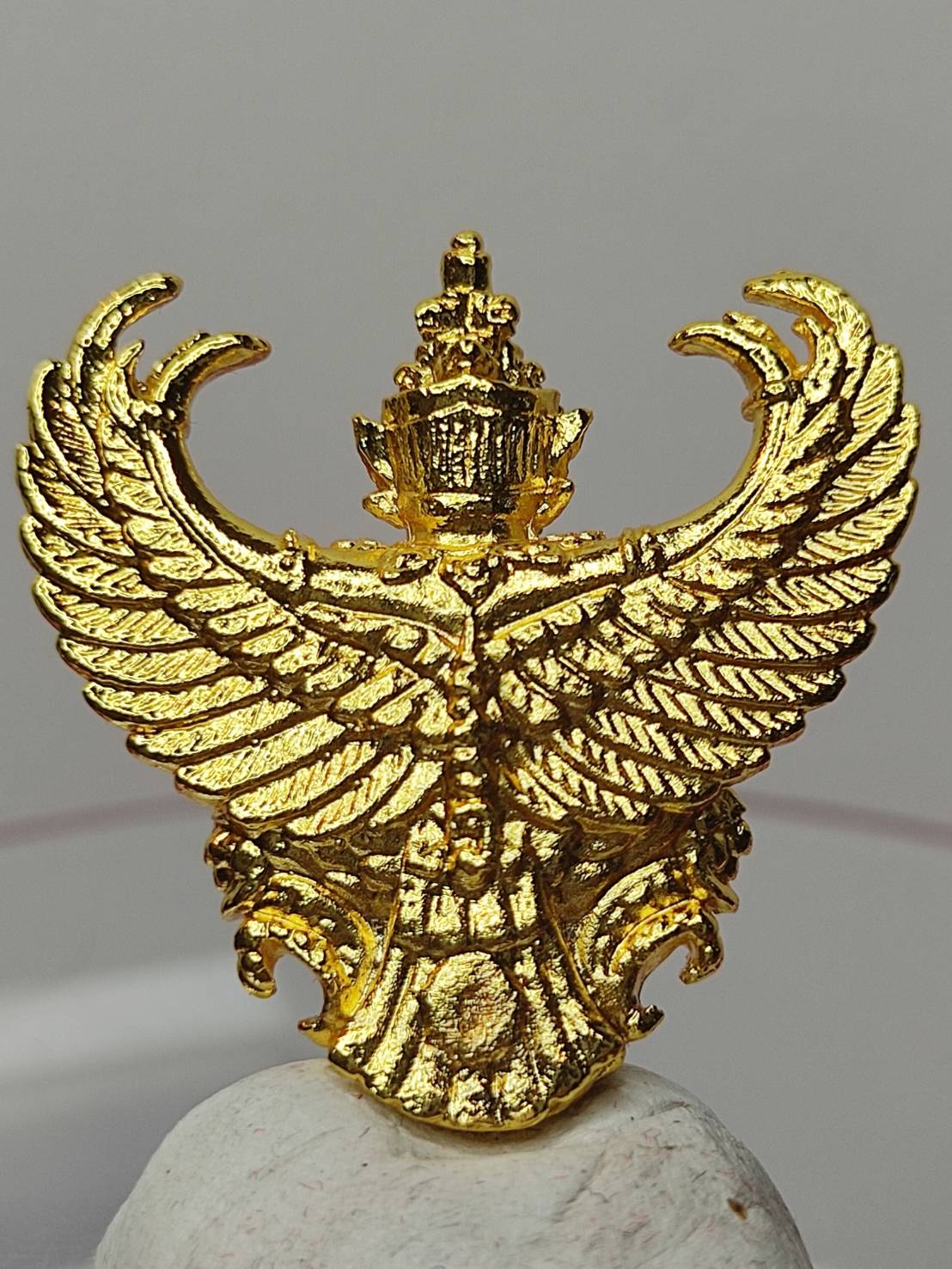 พญาครุฑ รุ่น 9 หน้ามหาเศรษฐี ปี 2553 เนื้อกะไหล่ทอง พิมพ์ใหญ่