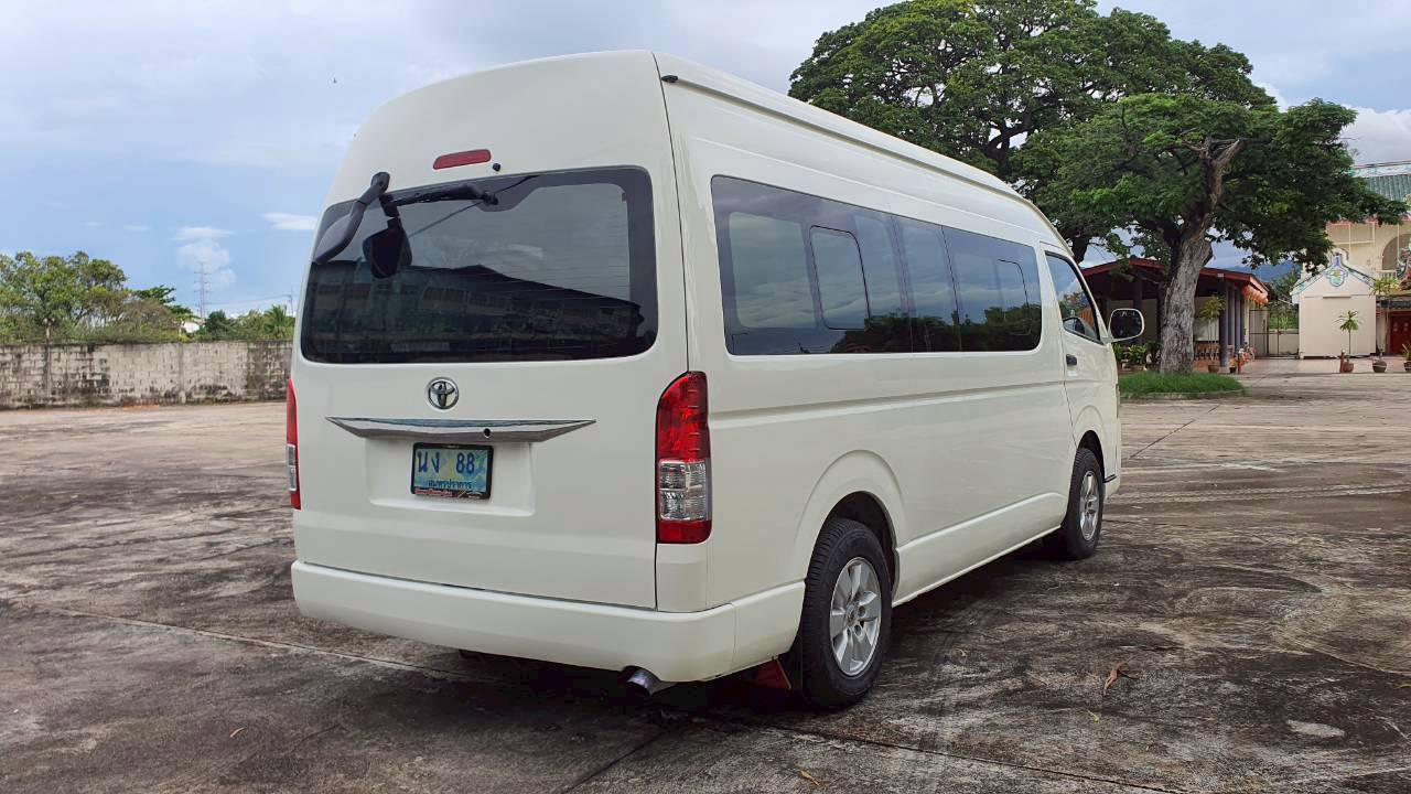 TOYOTA COMMUTER 3.0 A/T 2015