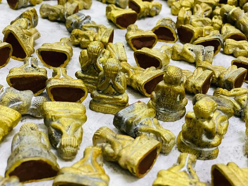 พระผงน้ำมันปิดตาตุ๊กตา(ยกลัง)พร้อมส่ง