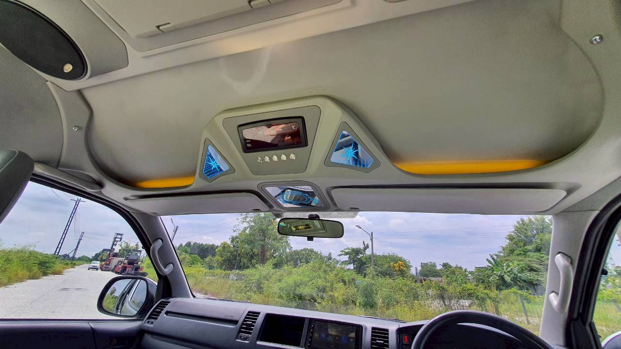 TOYOTA COMMUTER 3.0 A/T 2016