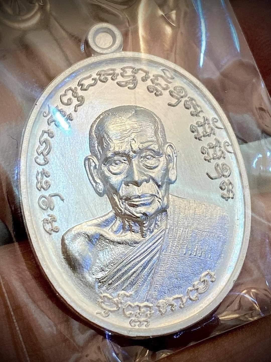 รุ่น เจริญพรกลาง สังฆาฏิ (ป๋อง สุพรรณ) ยกลัง