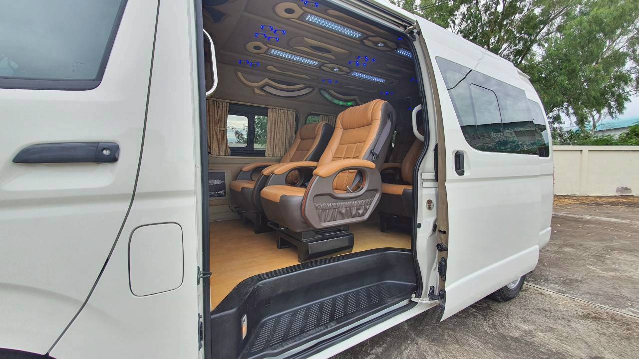 TOYOTA COMMUTER 3.0 A/T 2015