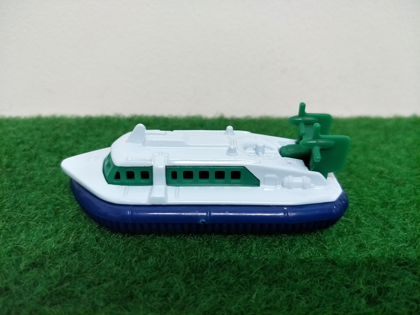 Tomy Tomica Mitsui Zosen hovercraft