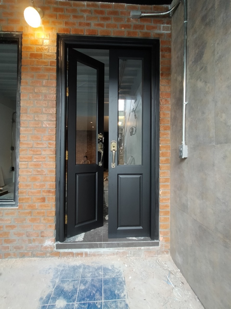 ประตูไม้สักบานคู่