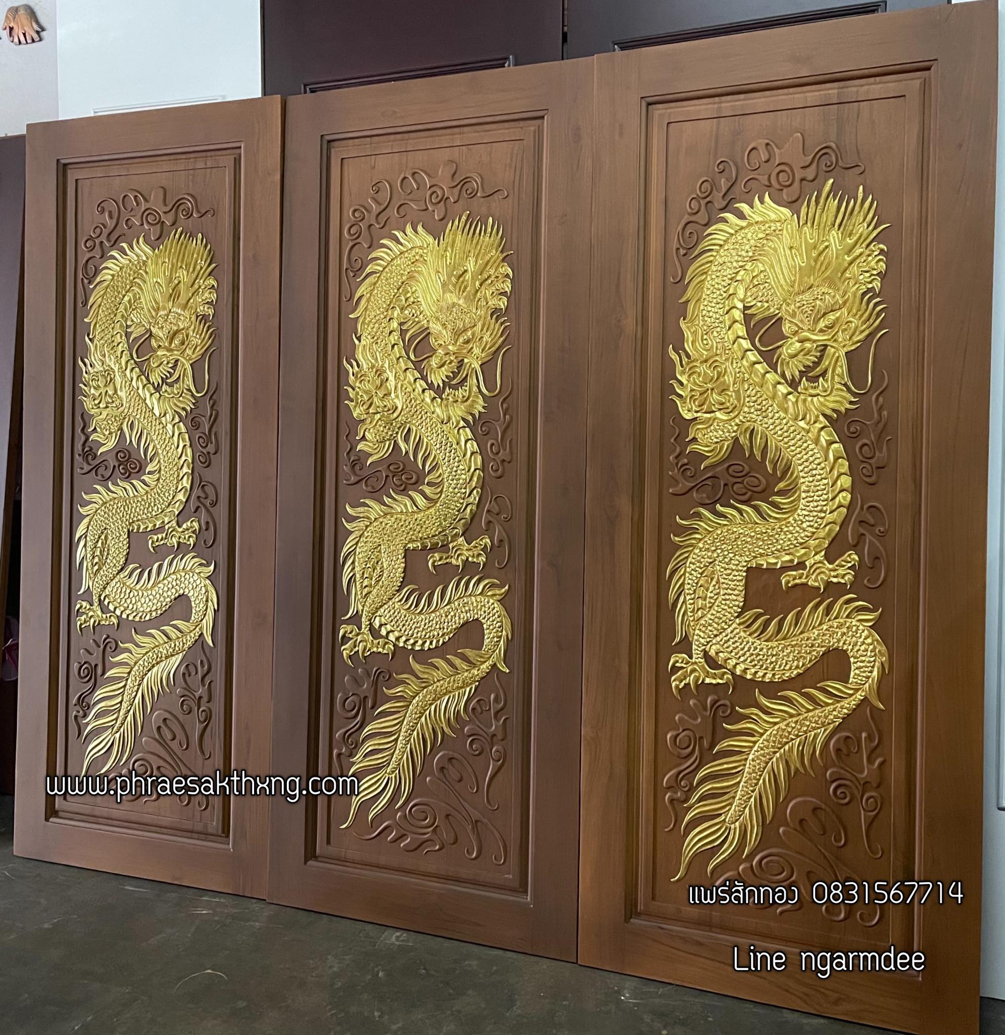 ประตูไม้สักบานคู่