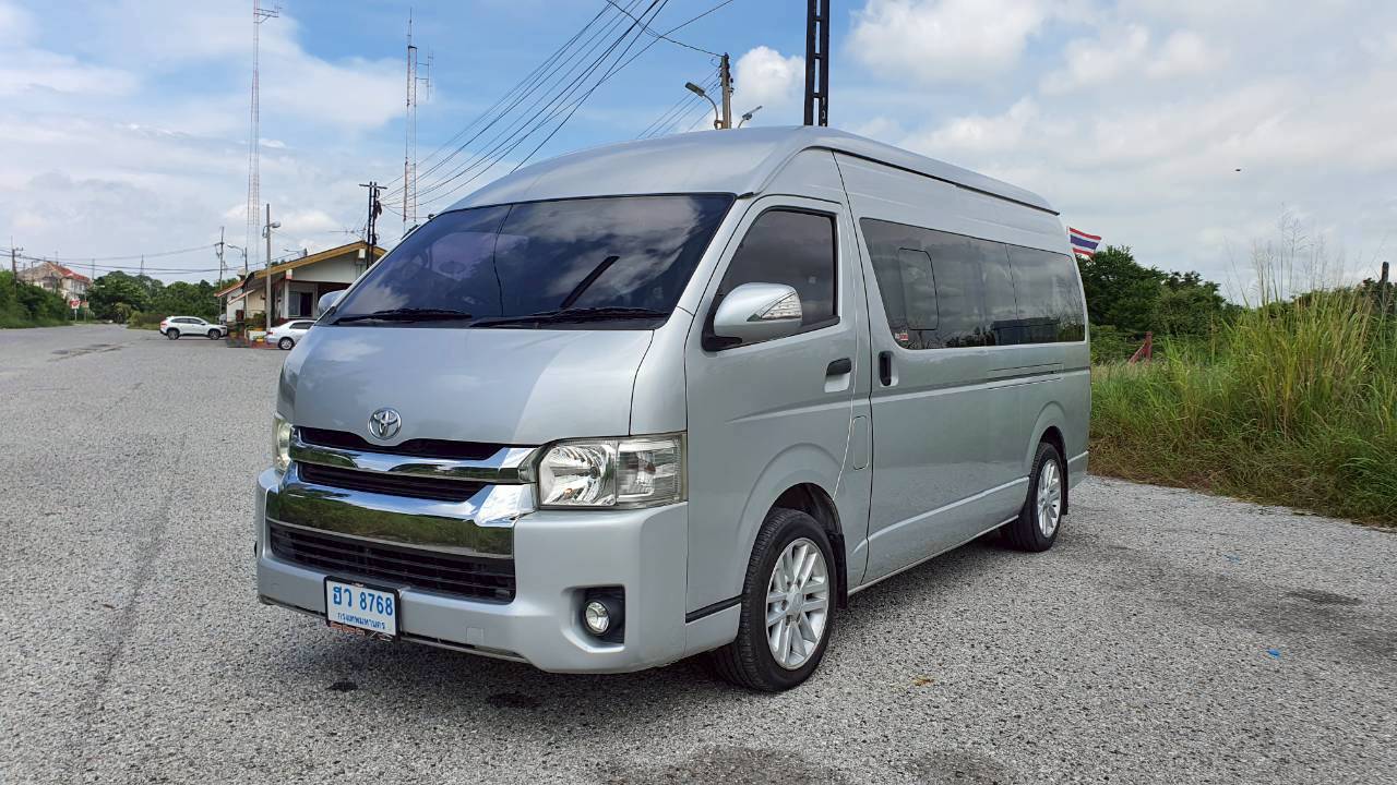 TOYOTA COMMUTER 3.0 A/T 2016