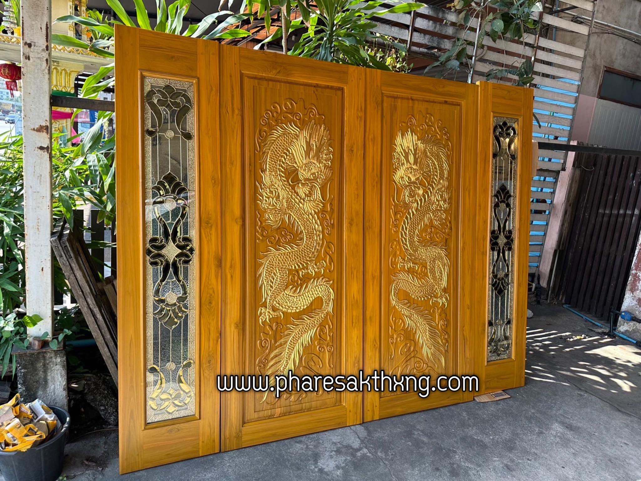 ประตูไม้สัก