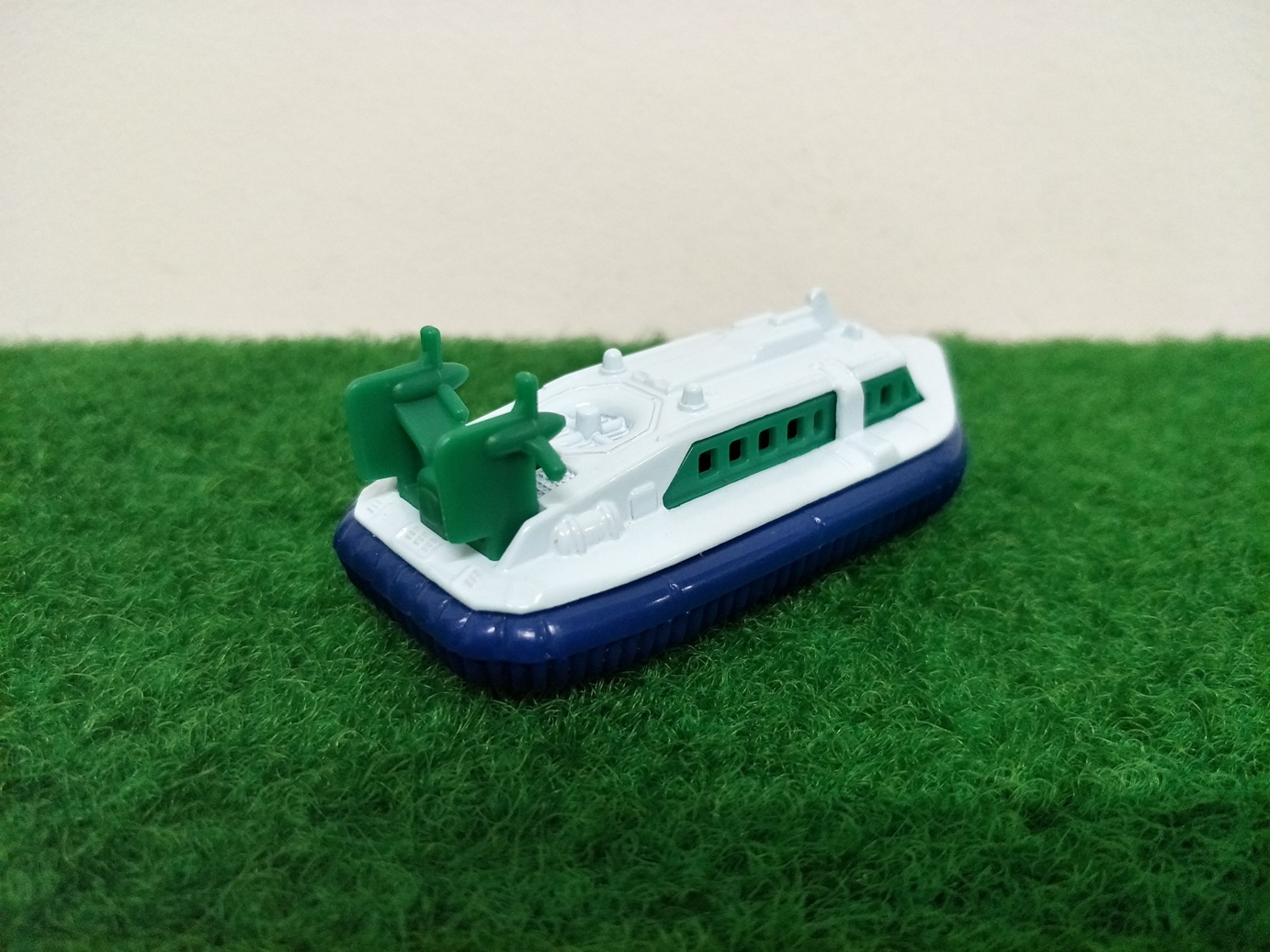 Tomy Tomica Mitsui Zosen hovercraft