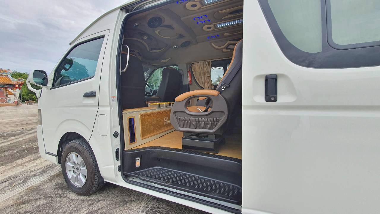 TOYOTA COMMUTER 3.0 A/T 2015