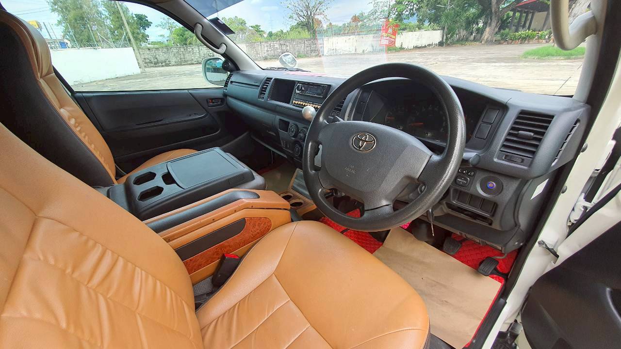 TOYOTA COMMUTER 3.0 A/T 2015