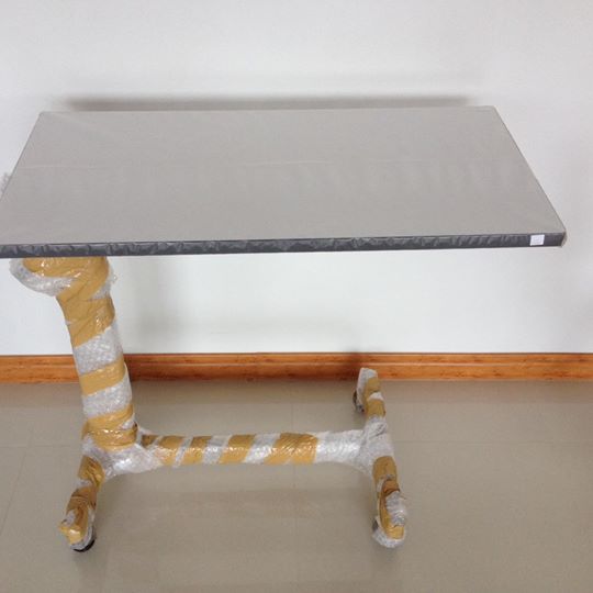 โต๊ะคร่อมเตียง บุโฟเมก้า สีขาว ขอบสแตนเลส