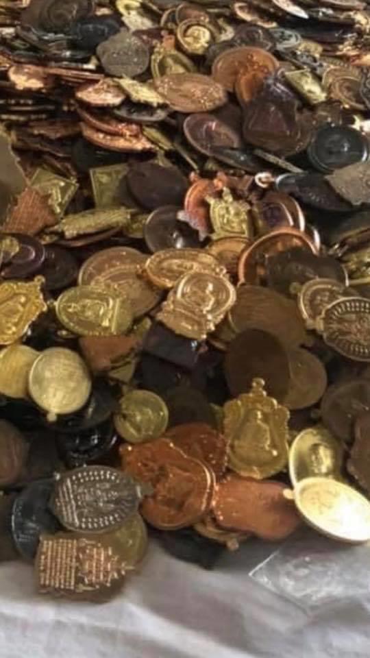 วัตถุมงคลหลวงพ่อพัฒน์ วัดห้วยด้วน รุ่นไตรมาส ๖๓ ยกลัง