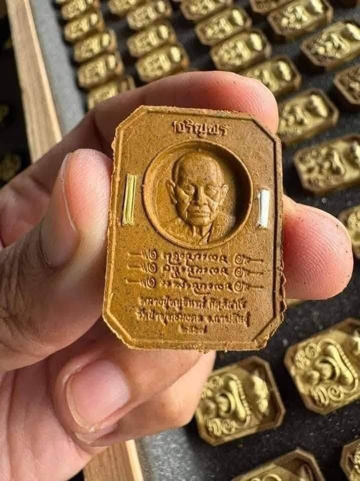 พระผง 8 เหลี่ยม สมเด็จขี่หนู หลวงปู่หนูอินทร์ กิตติสาโร วัดป่าพุทธมงคล จังหวัดกาฬสินธุ์ รุ่นเจริญพร (ยกลังพร้อมส่ง)