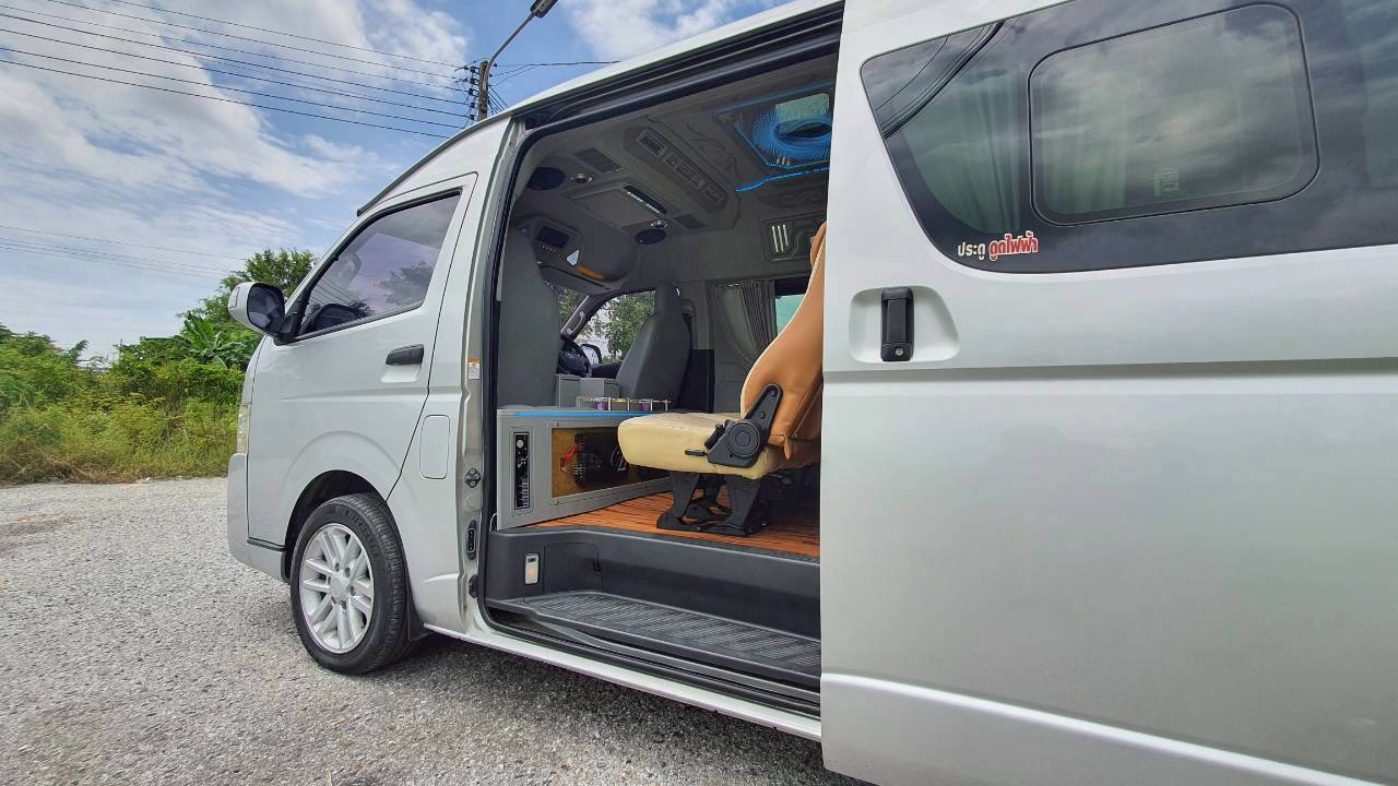TOYOTA COMMUTER 3.0 A/T 2016