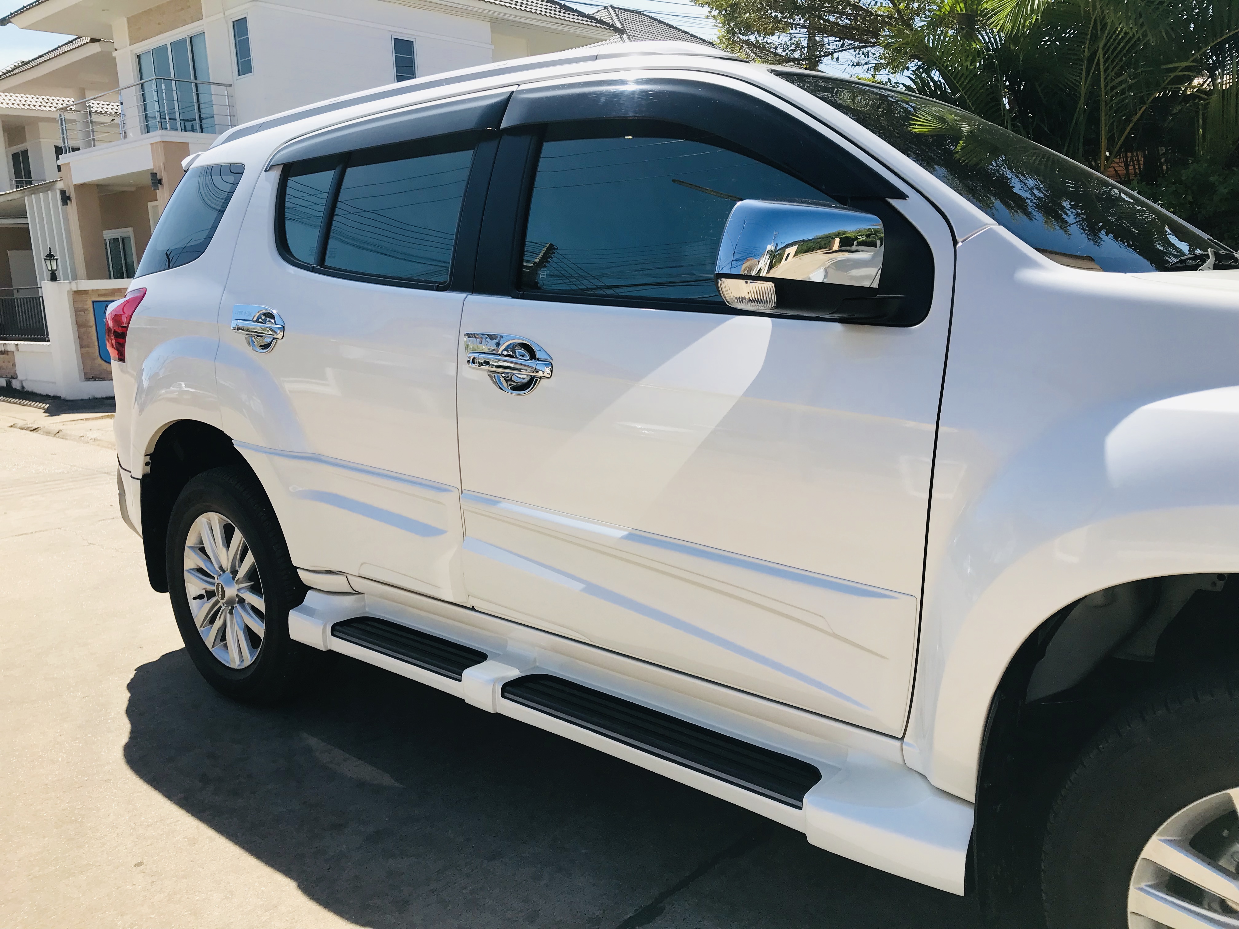 ชุดแต่งรอบคัน ISUZU - MU-X 2017 ทรง Amotriz