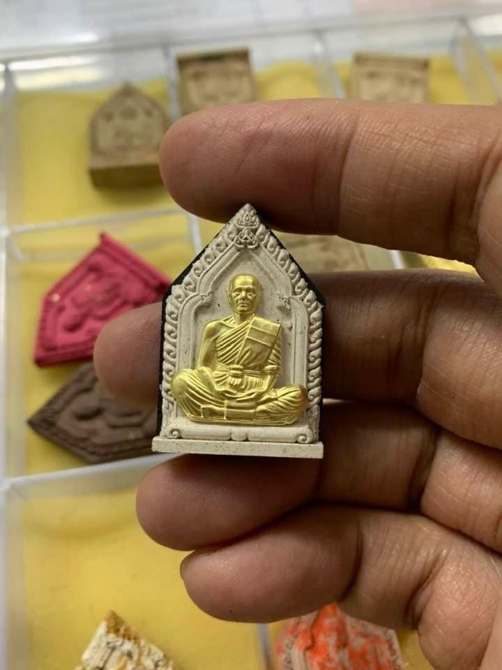 พระผงรูปเหมือน พิมพ์ห้าเหลี่ยม รุ่น ทองเหนือดวง หลวงพ่อทอง วัดบ้านไร่ ปี 2565 (พร้อมส่ง ยกลังซีนเดิม ของเเถมครบ)