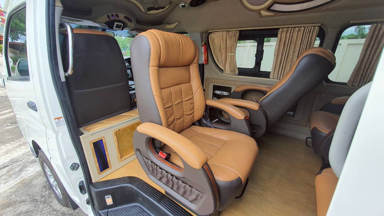 TOYOTA COMMUTER 3.0 A/T 2015