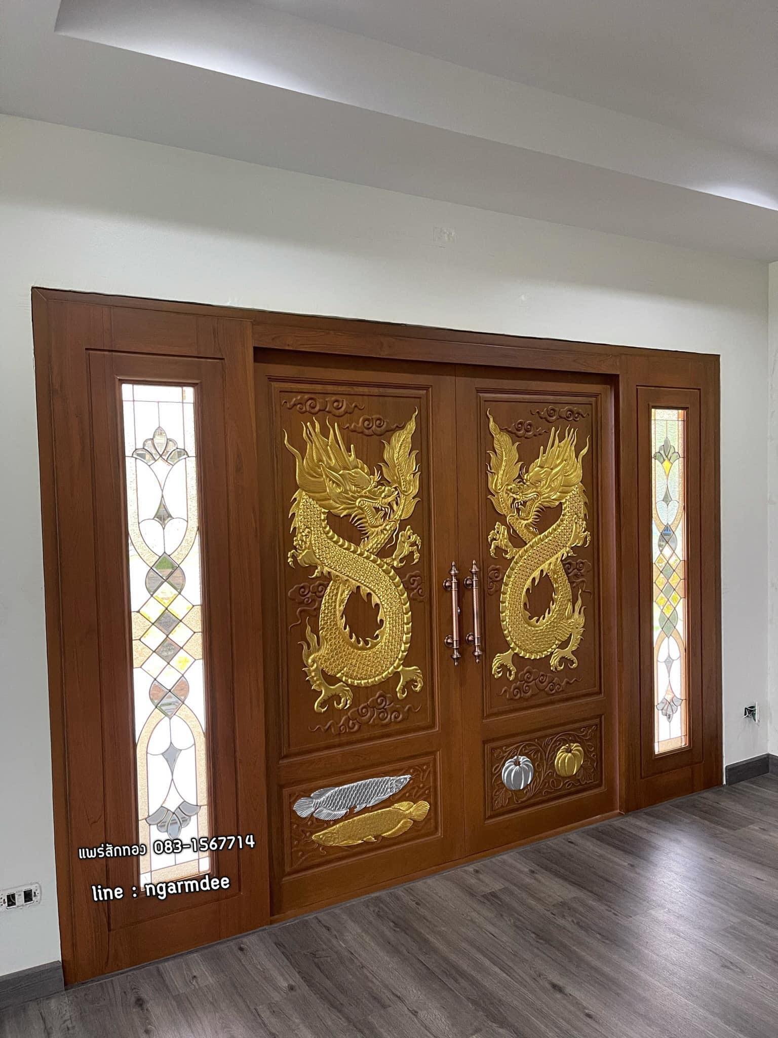 ประตูไม้สักบานคู่