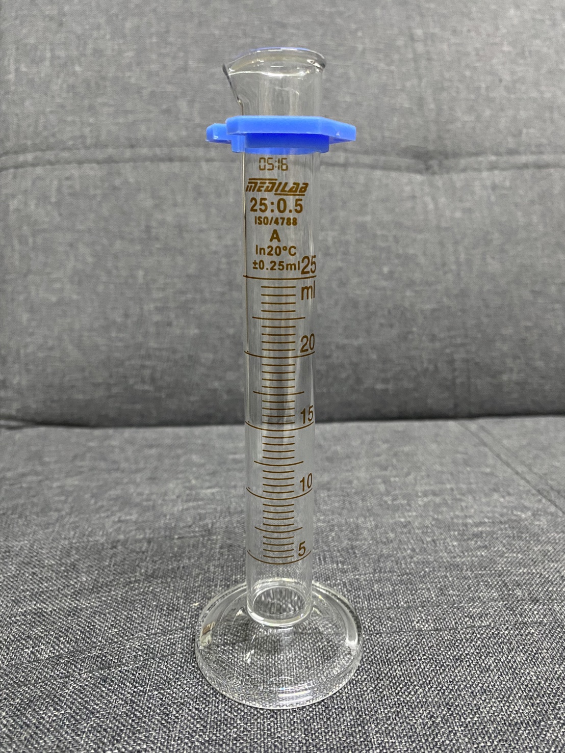 กระบอกตวงแก้ว ฐานกลม 25 ml "Medilab" Glass Measuring Cylinder