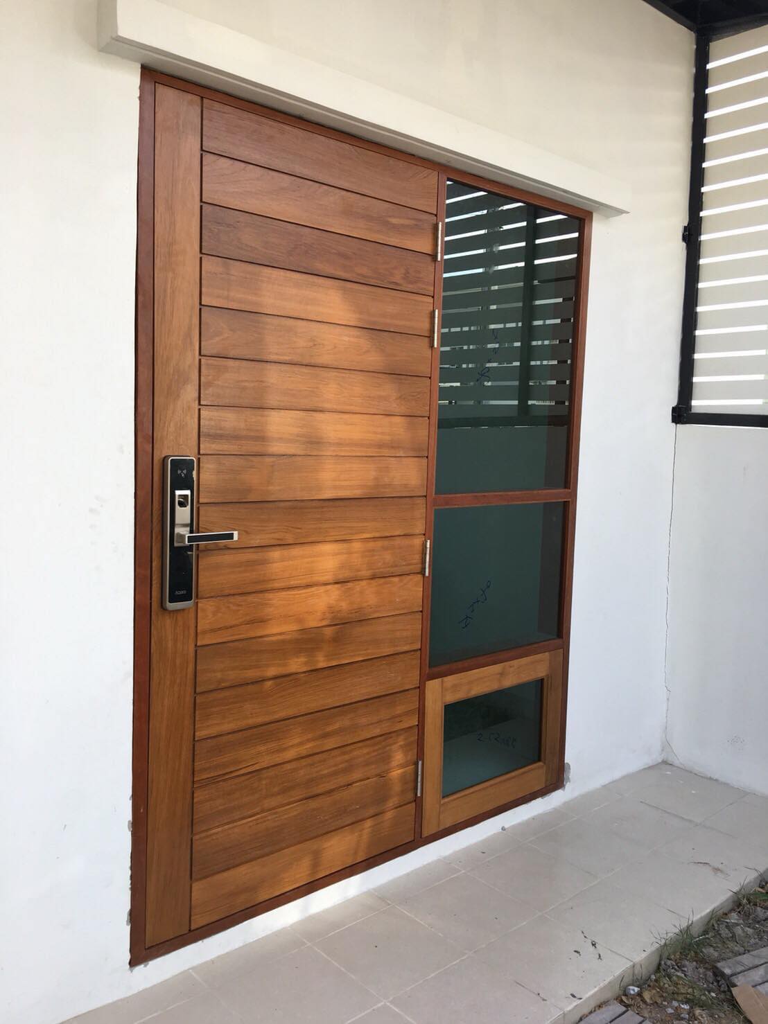 ประตูไม้สักบานคู่