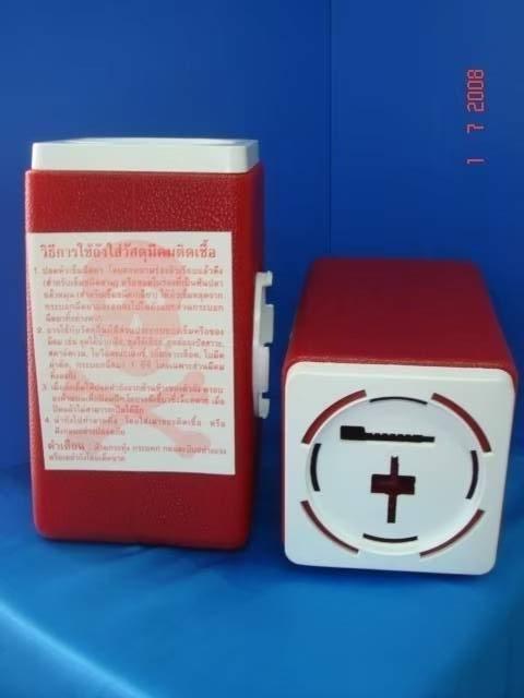 กระป๋องทิ้งเข็มสี่เหลี่ยม 3.5 ลิตร (สีแดง-ฝาขาว) Sharp container 3.5L square shape, red-white
