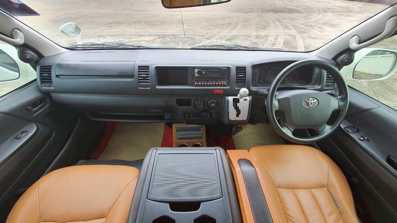 TOYOTA COMMUTER 3.0 A/T 2015