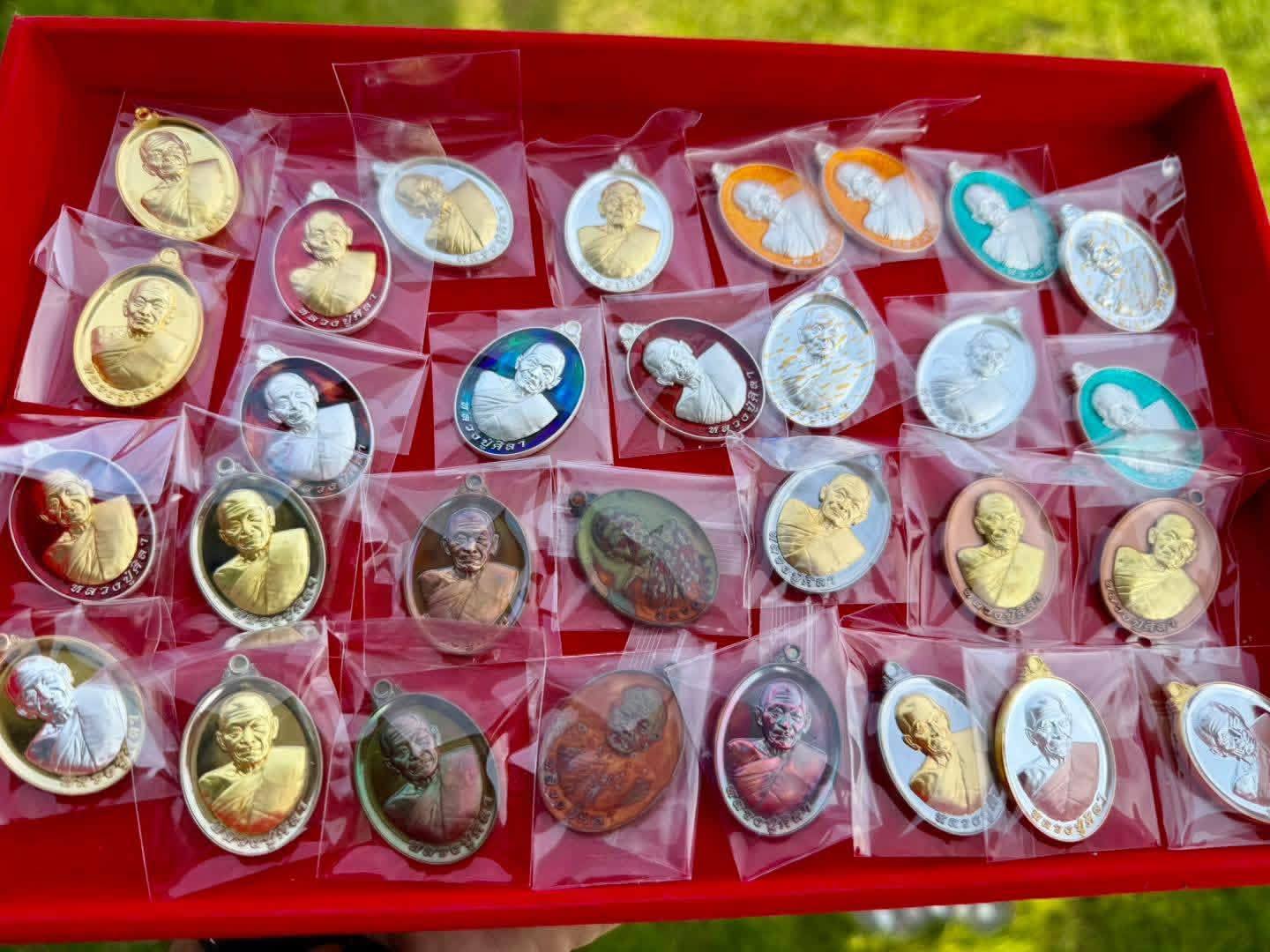 รุ่น รวยรวยล้าน หลวงปู่ศิลา 7.เนื้อเงินบริสุทธิ์ ลุ้นตอก9รอบ9เหรียญ ลุ้นลงยา