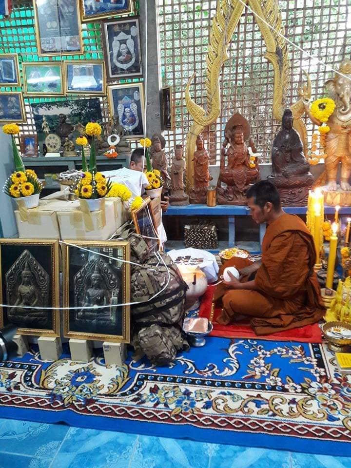 ขุนแผนพระอาจารย์ตี๋เล็ก "รุ่นพลังพุทธคุณ เสาร์ 5" ปี 61 เนื้อว่าน 108 ฝังหินพระธาตุ ตะกรุดทองแดงจารมือ