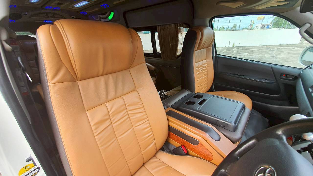 TOYOTA COMMUTER 3.0 A/T 2015