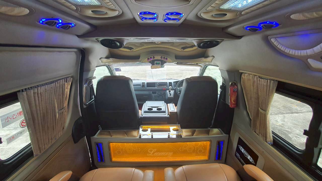 TOYOTA COMMUTER 3.0 A/T 2015