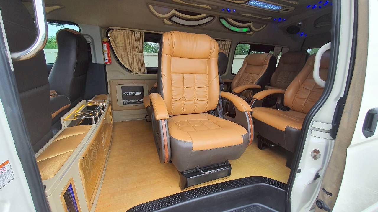 TOYOTA COMMUTER 3.0 A/T 2015