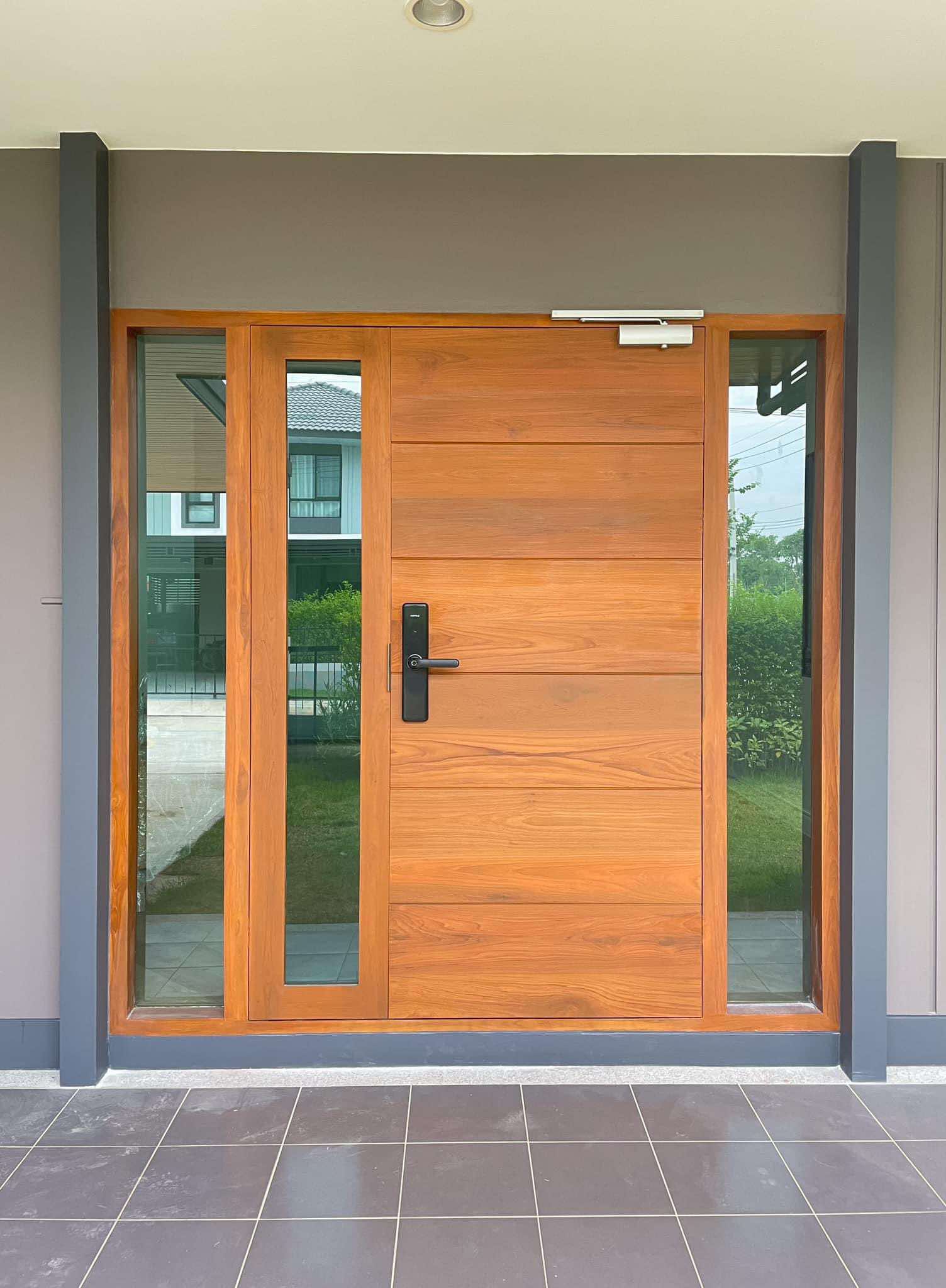 ประตูไม้สัก