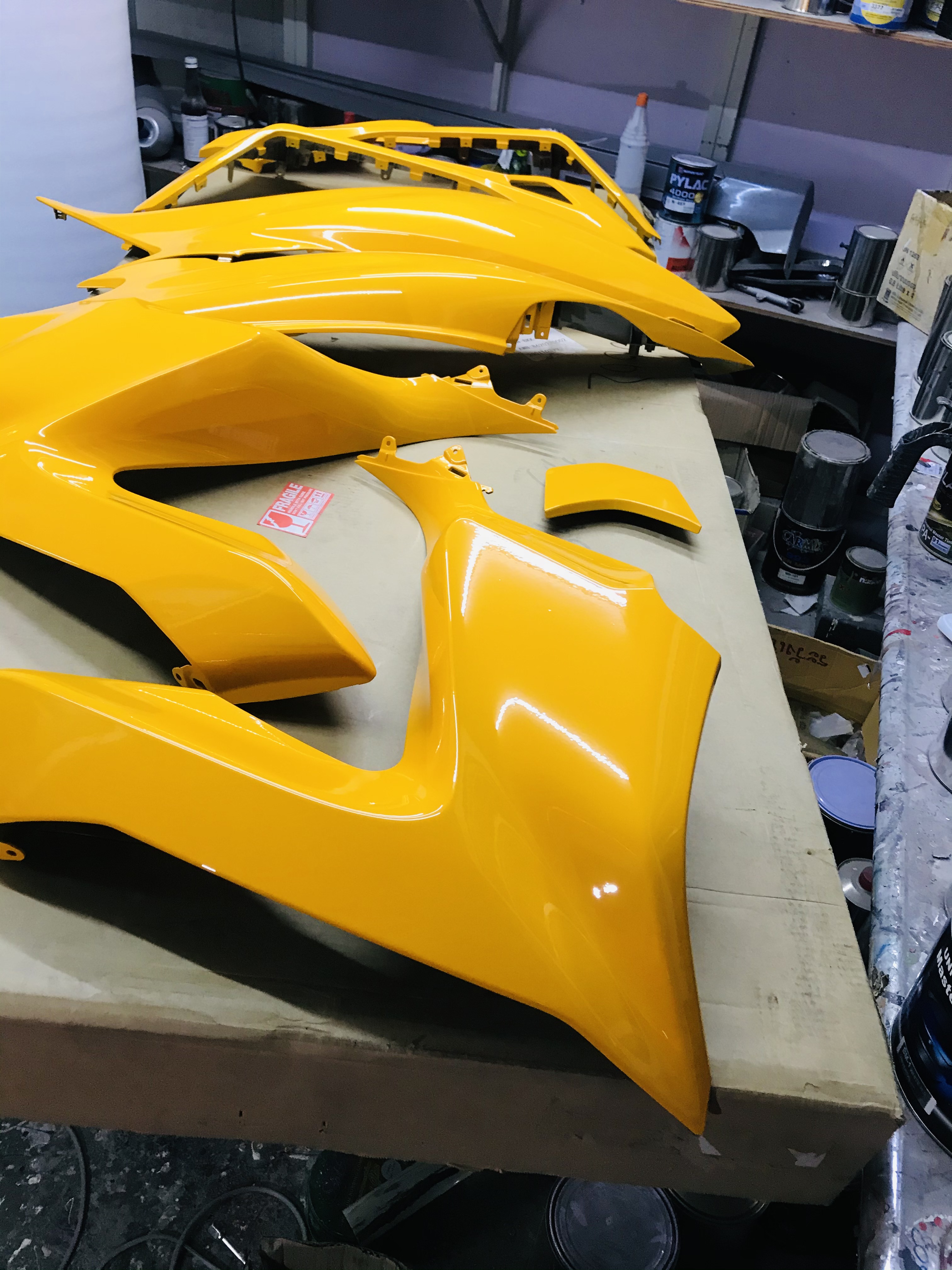 สีเหลือง อมส้ม