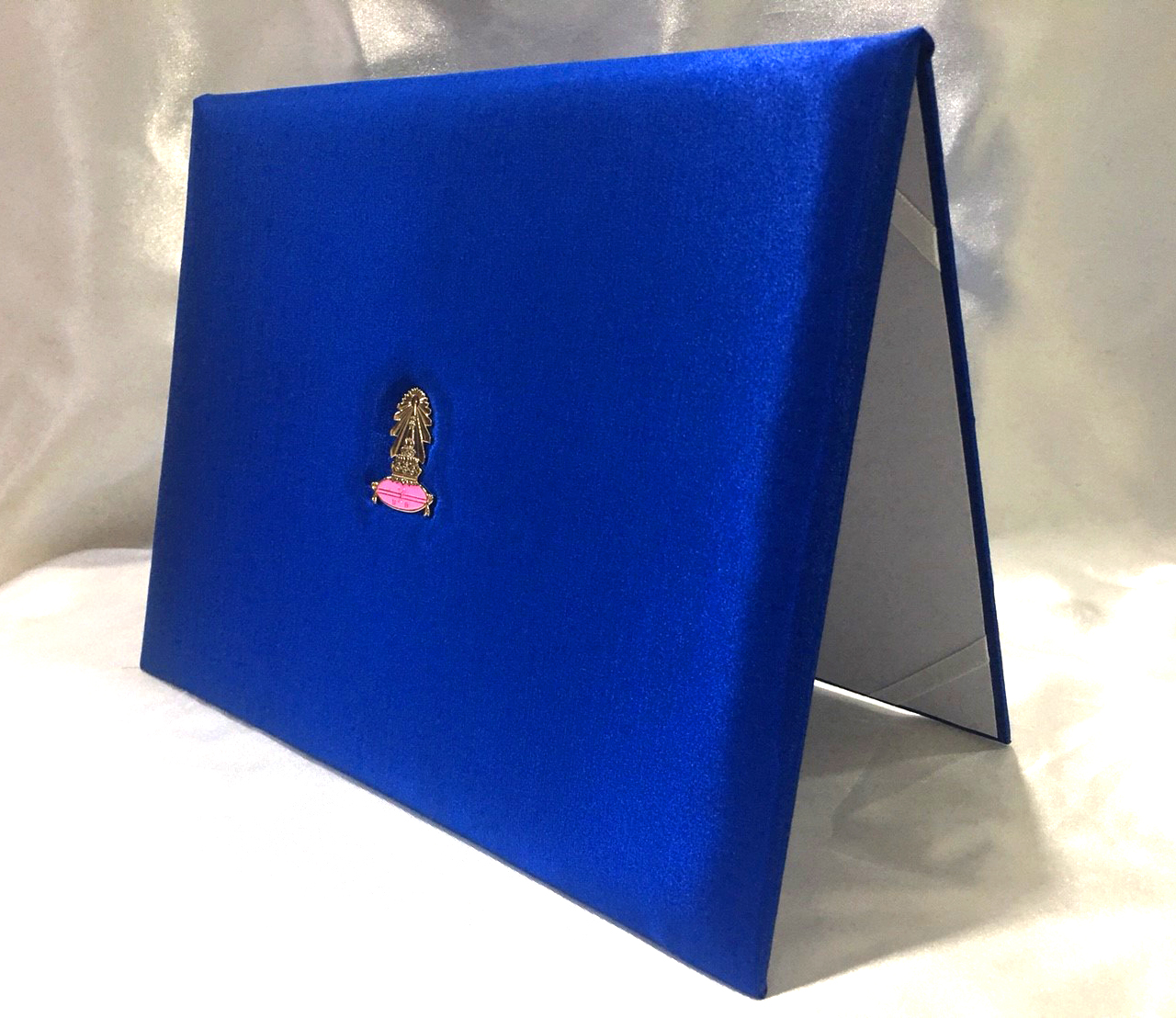 ปกใส่ใบประกาศนียบัตรพร้อมติดเข็ม ตราสัญลักษณ์ โรงเรียนบดินทรเดชา (สิงห์ สิงหเสนี)