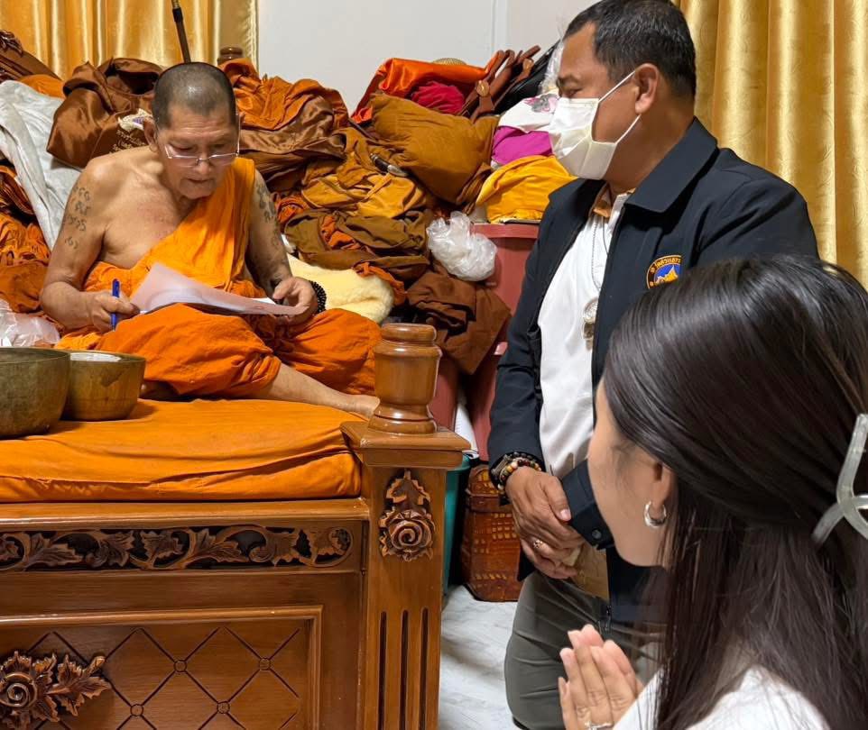 รุ่น รวยรวยล้าน หลวงปู่ศิลา 7.เนื้อเงินบริสุทธิ์ ลุ้นตอก9รอบ9เหรียญ ลุ้นลงยา