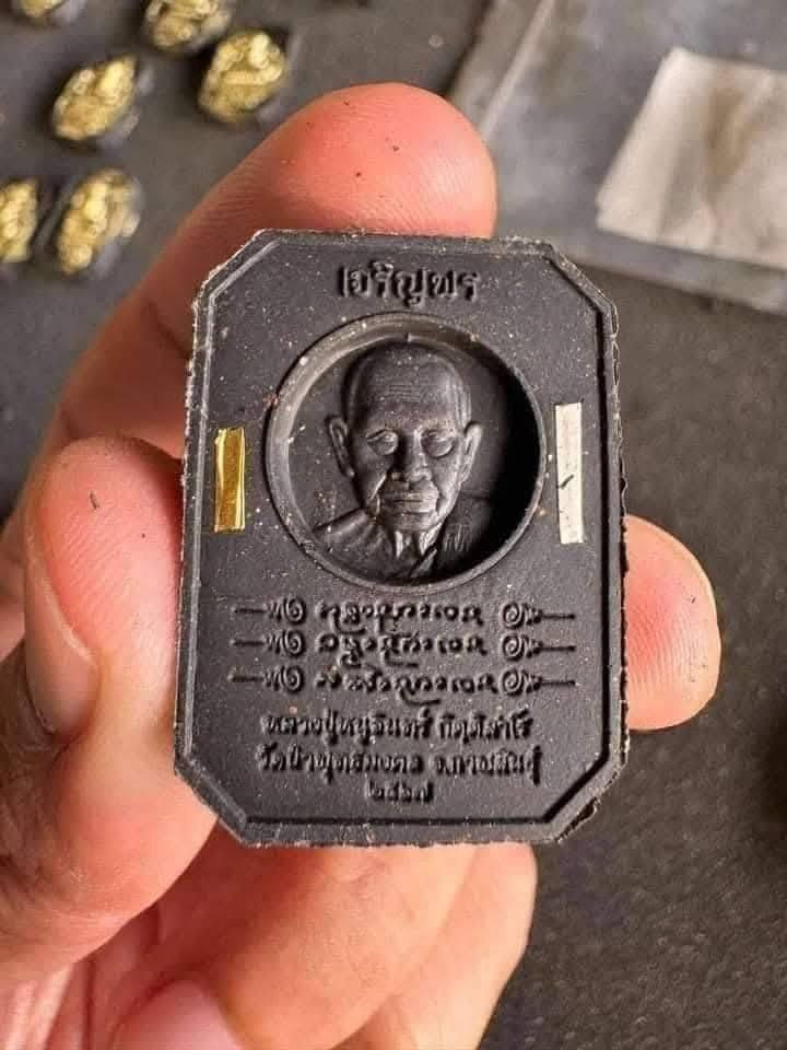 พระผง 8 เหลี่ยม สมเด็จขี่หนู หลวงปู่หนูอินทร์ กิตติสาโร วัดป่าพุทธมงคล จังหวัดกาฬสินธุ์ รุ่นเจริญพร (ยกลังพร้อมส่ง)