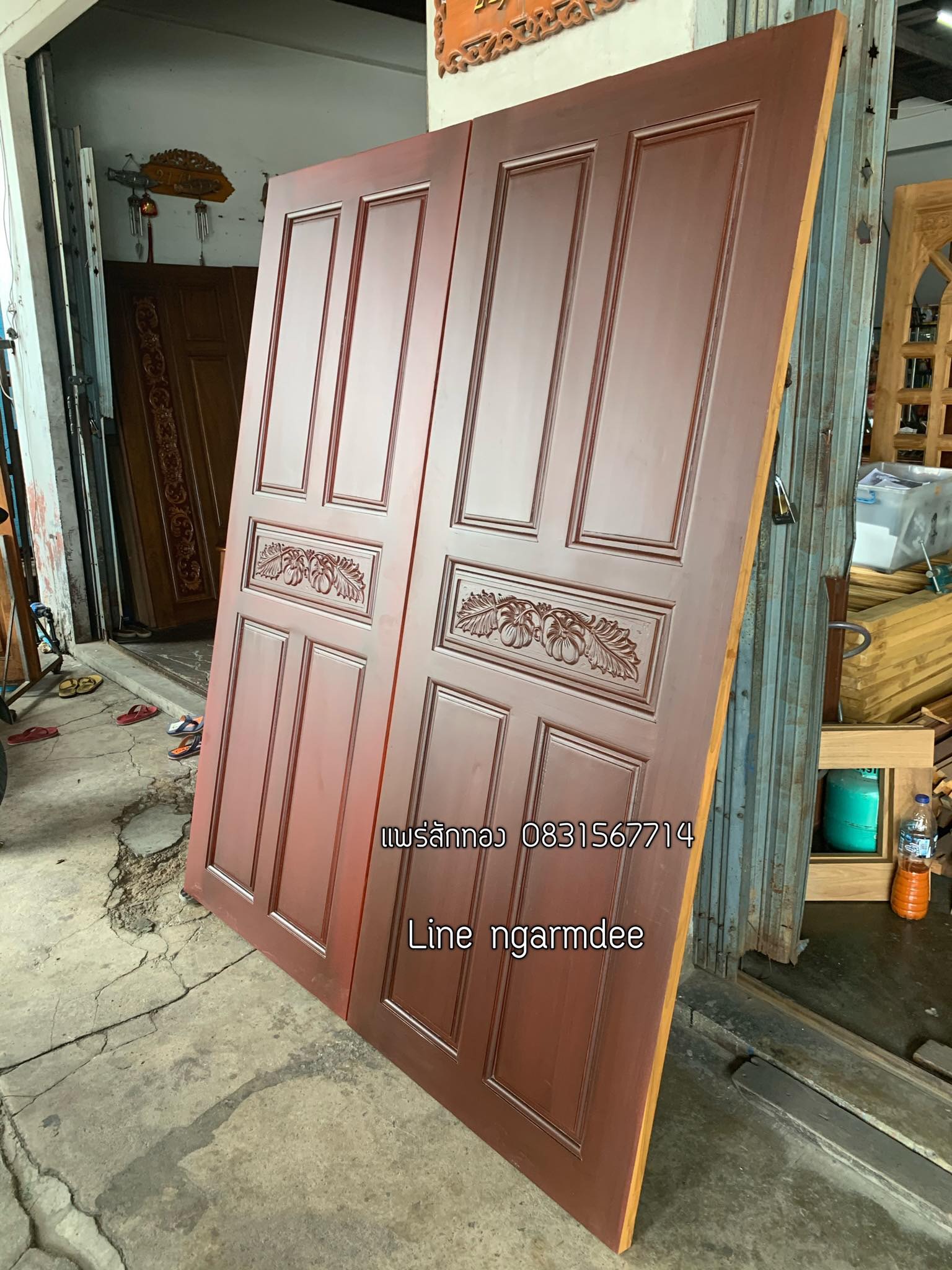 ประตูไม้สักบานคู่