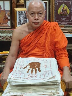 ผ้ายันต์ฝ่ามือปั๊มขมิ้น ปี63 หลวงพ่อมหาสุรศักดิ์ วัดประดู่พระอารามหลวง