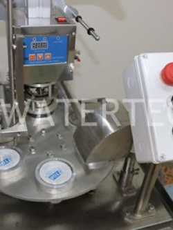 เครื่องบรรจุน้ำถ้วย6หลุมกึ่งอัตโนมัติ