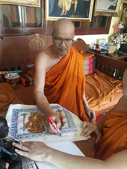 หลวงพ่อทอง ผ้ายันต์รอยมือปั๊มขมิ้นสด รุ่นแรก วัดบ้านไร่(มีจาร)