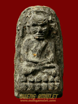 หลวงพ่อทวด วัดห้วยมงคล รุ่นลายเซ็นต์ ปี49 เนื้อดำฝังข้าวสารหิน พิมพ์พระรอด