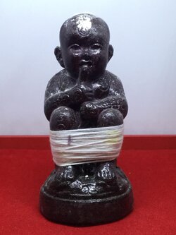 กุมารยิ้มรับทรัพย์ หลวงปู่ข้าวแห้ง (บายกริม) วัดตาปันศรัทธาธรรม ขนาดบูชา 3 นิ้ว ปี 2559