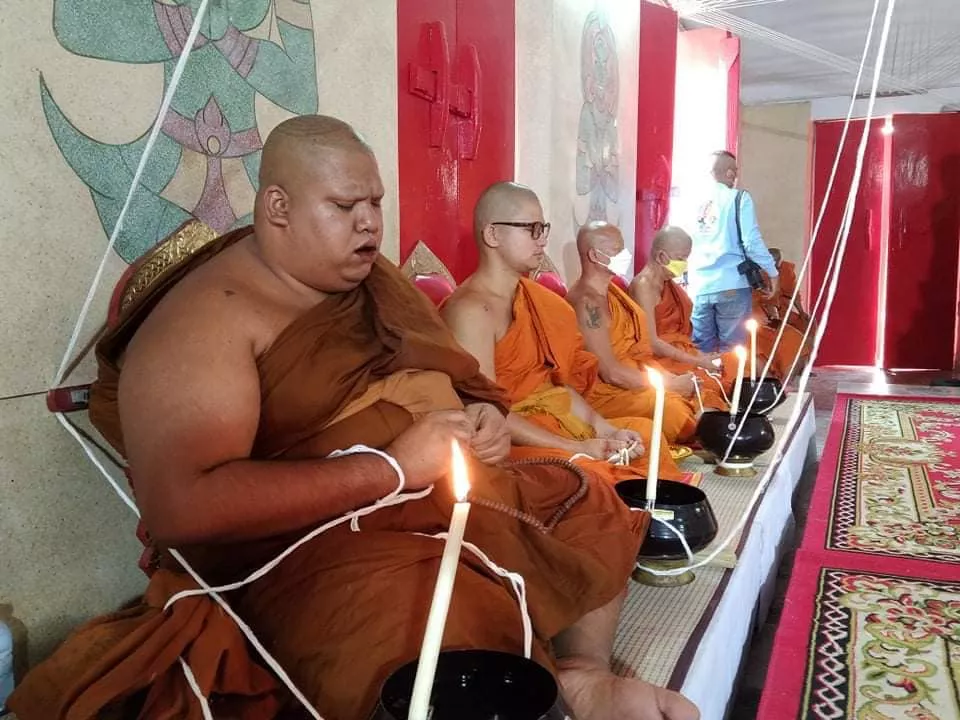 ลุ้นเนื้อพระเครื่อง รุ่น รวยพันล้าน (ย้อนยุค) (หลวงพ่อรวย ปาสาทิโก) (ออกวัดหนองกลาง-ตากแดด) ยกลัง